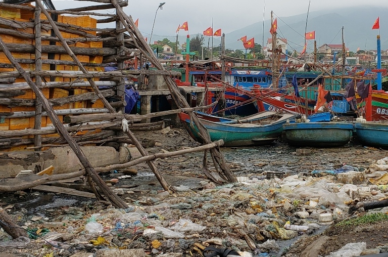 Rác thải "ngập" chợ Cảnh Dương