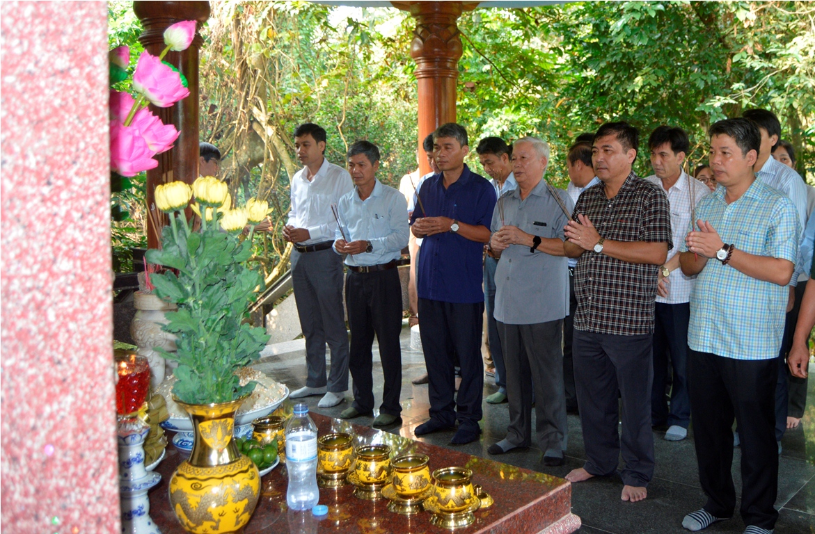 Dâng hương tại thác Bụt, nơi khởi nguồn lễ hội Rằm tháng ba