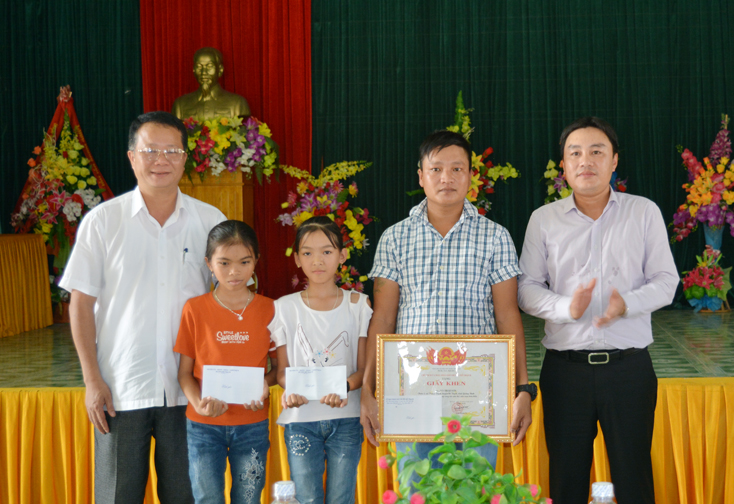 Bố Trạch:  Khen thưởng người dũng cảm cứu sống hai em nhỏ bị đuối nước  trên biển