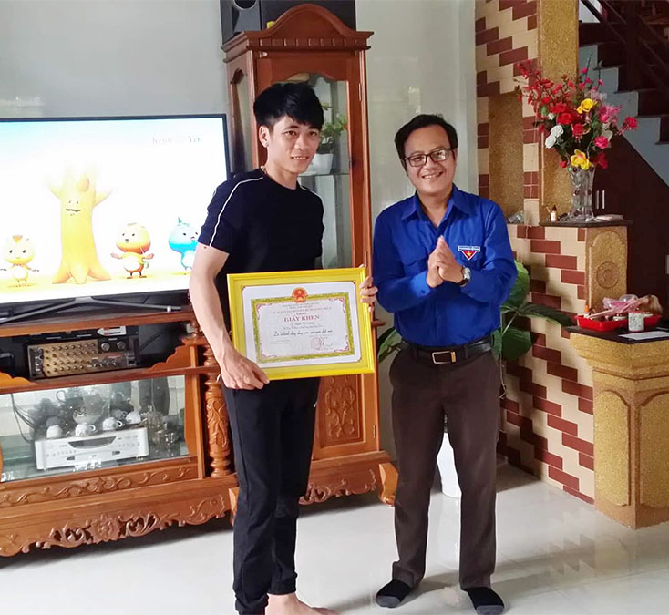 Khen thưởng 2 thanh niên kịp thời cứu 5 em nhỏ bị đuối nước