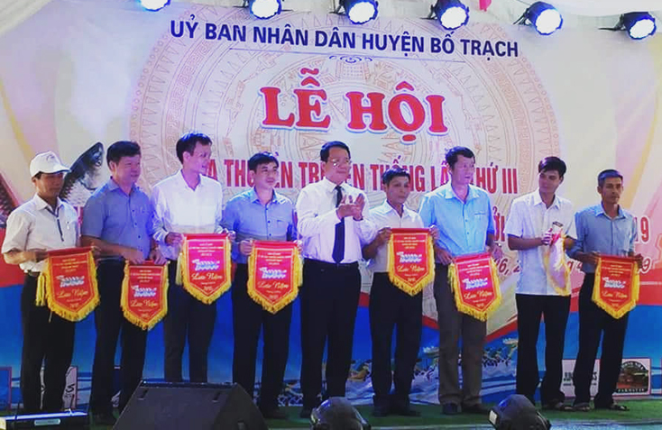 Bố Trạch:  Khai mạc lễ hội đua thuyền truyền thống và hội thi cá trắm sông Son