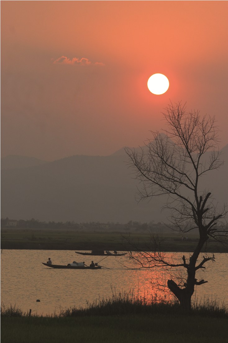 Hoàng hôn về trên sông quê