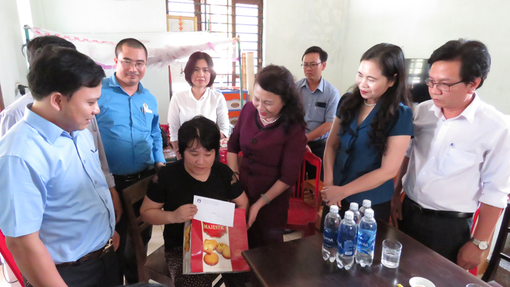 Bộ GD-ĐT trao tiền hỗ trợ xây dựng nhà nội trú và thăm hỏi giáo viên có hoàn cảnh đặc biệt khó khăn