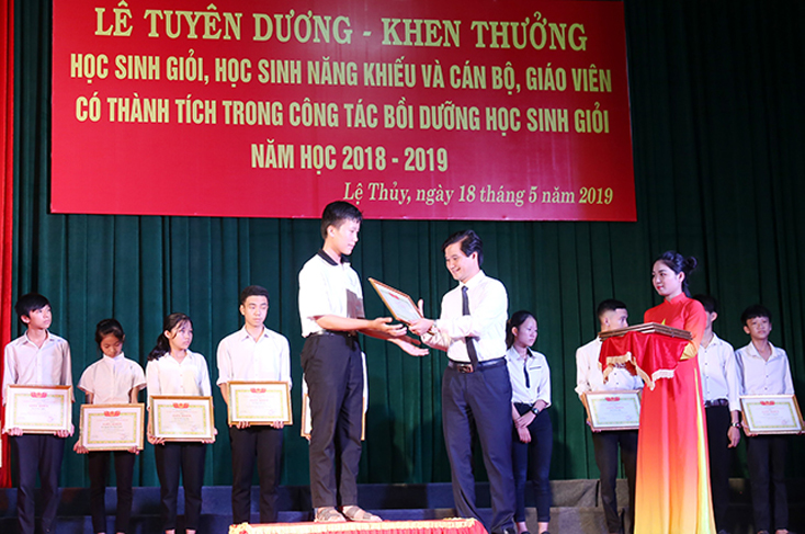 Huyện Lệ Thủy tuyên dương khen thưởng học sinh giỏi năm học 2018-2019