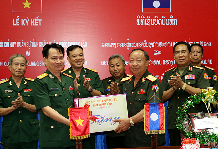 Bộ chỉ huy Quân sự Quảng Bình-Khăm Muộn:  Hội đàm, ký kết biên bản phối hợp