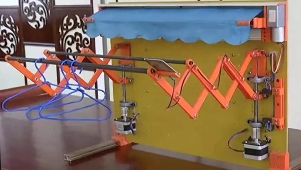 Cậu bé 12 tuổi sáng chế giàn phơi quần áo tự động sau khi bị mẹ mắng