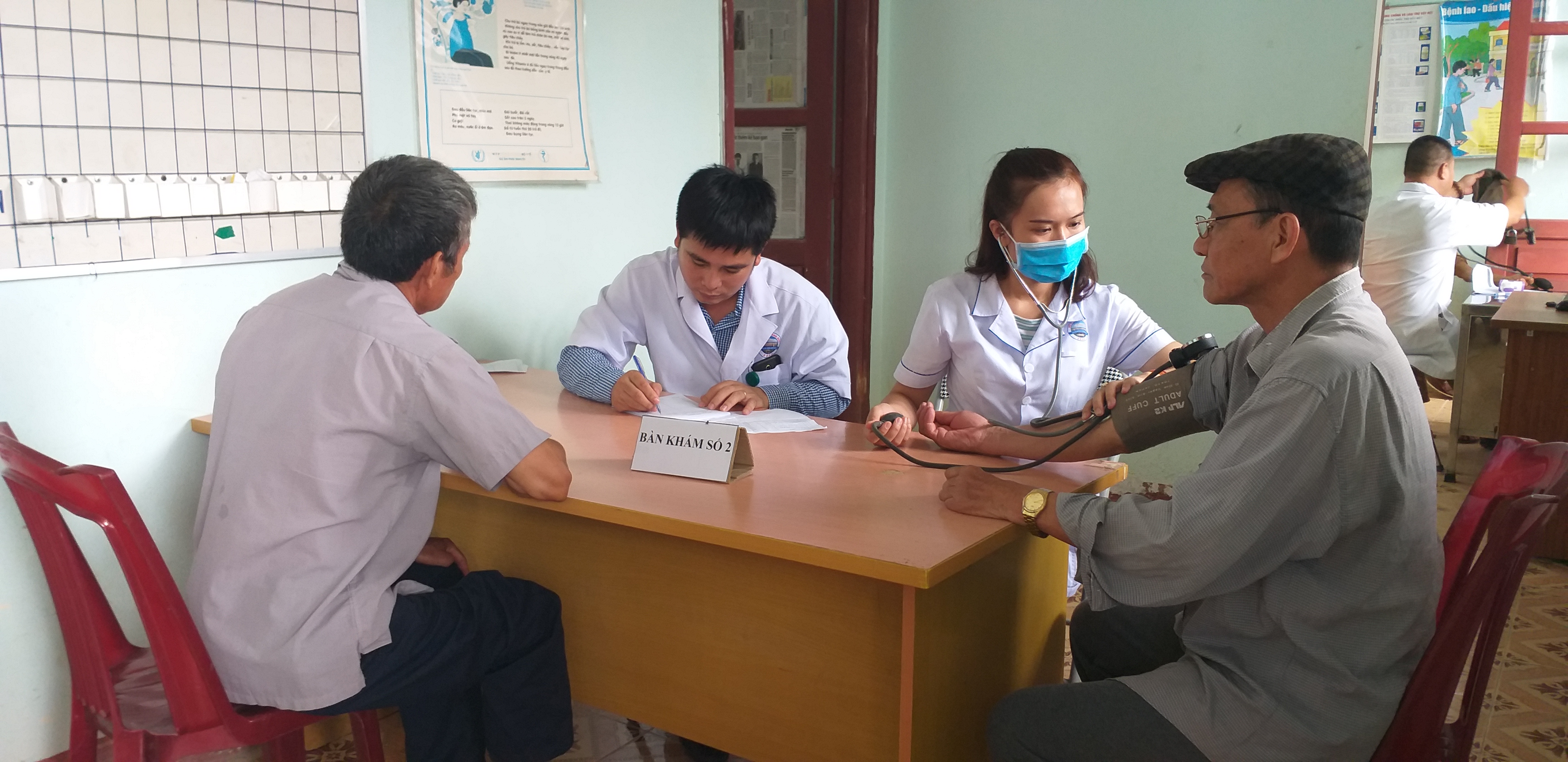 Khám chữa bệnh nhân đạo, cấp phát thuốc miễn phí cho 400 hộ dân huyện Minh Hóa