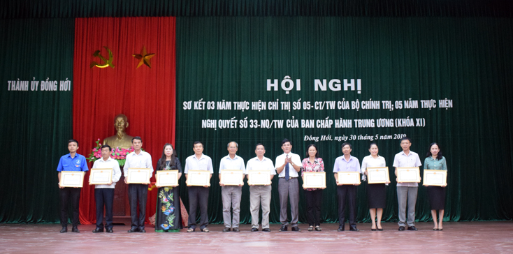 TP. Đồng Hới: Nêu gương điển hình học tập và làm theo tấm gương đạo đức Hồ Chí Minh