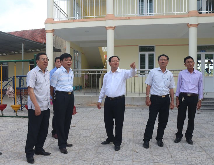 Đồng chí Phó Chủ tịch UBND tỉnh kiểm tra tình hình xây dựng nông thôn mới tại huyện Bố Trạch
