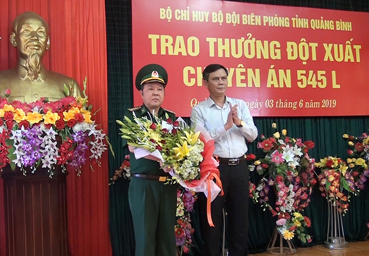 Trao thưởng Ban chuyên án 545L triệt phá thành công đường dây mua bán, vận chuyển ma túy xuyên quốc gia
