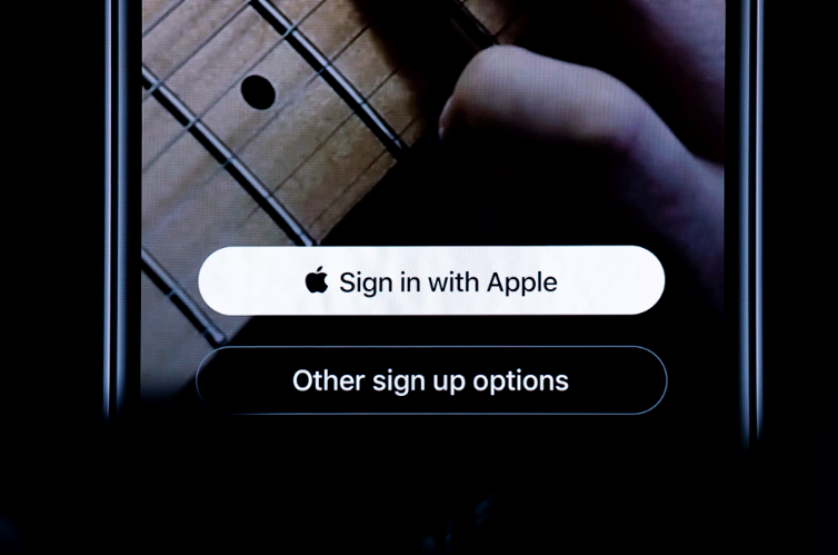 Apple yêu cầu đặt nút "Đăng nhập với Apple" ở trên Google, Facebook
