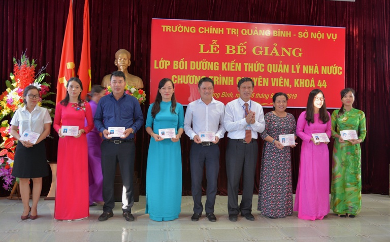Bế giảng lớp bồi dưỡng kiến thức quản lý Nhà nước chương trình chuyên viên khóa 44
