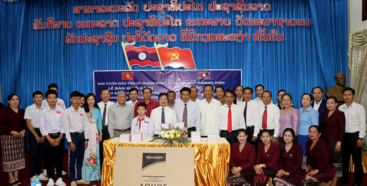 Bàn giao sách "Lịch sử quan hệ đặc biệt Quảng Bình-Khăm Muộn,  giai đoạn 1945-2015"