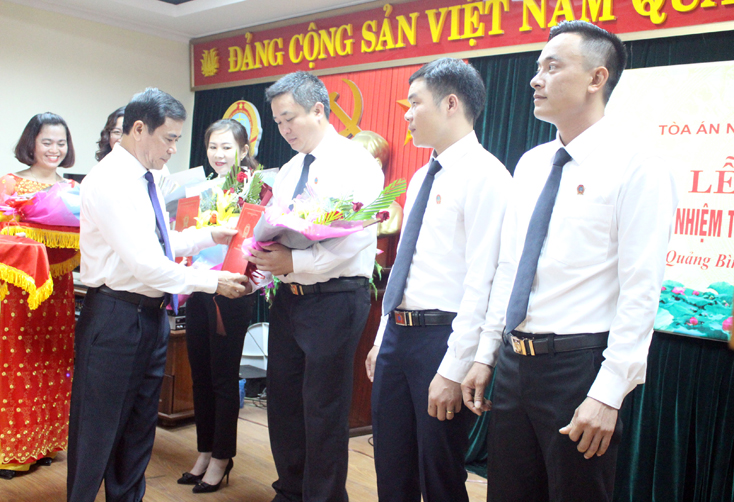 Tòa án nhân dân tỉnh: Trao quyết định bổ nhiệm chức danh thẩm phán trung cấp, sơ cấp