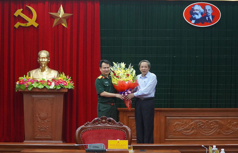 Đồng chí Bí thư Tỉnh ủy chúc mừng đồng chí đại tá Nguyễn Văn Man giữ chức Phó Tư lệnh Quân khu 4