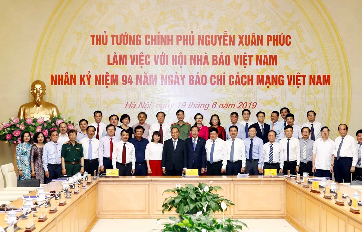 Thủ tướng: Báo chí cần đấu tranh chống lại tin xuyên tạc, tin giả