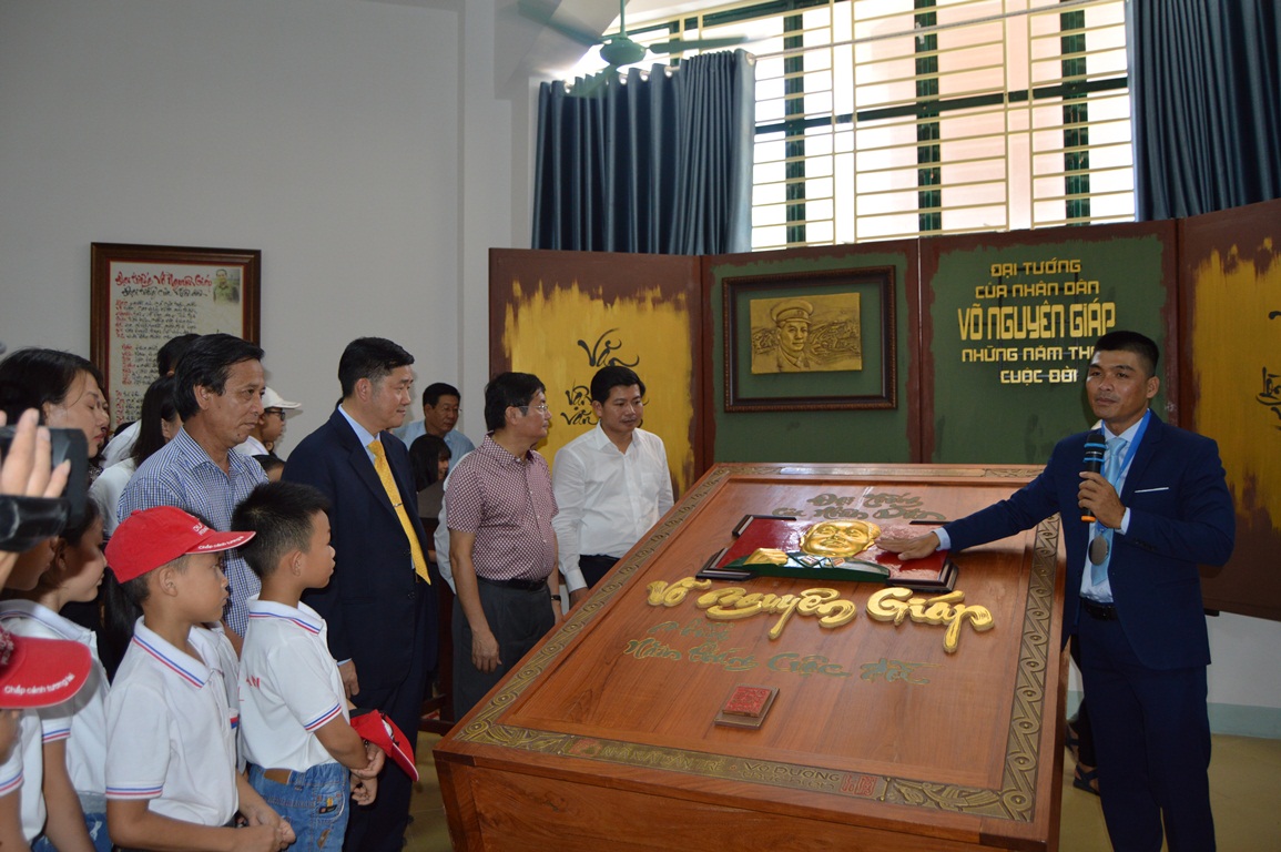 Tiếp nhận sách thư pháp kỷ lục thế giới "Đại tướng của nhân dân-Võ Nguyên Giáp-Những năm tháng cuộc đời"