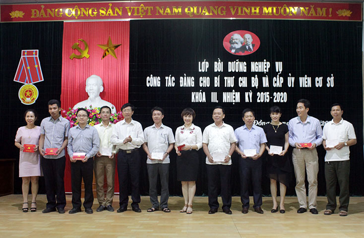 Bồi dưỡng công tác đảng cho bí thư chi bộ và cấp ủy viên cơ sở