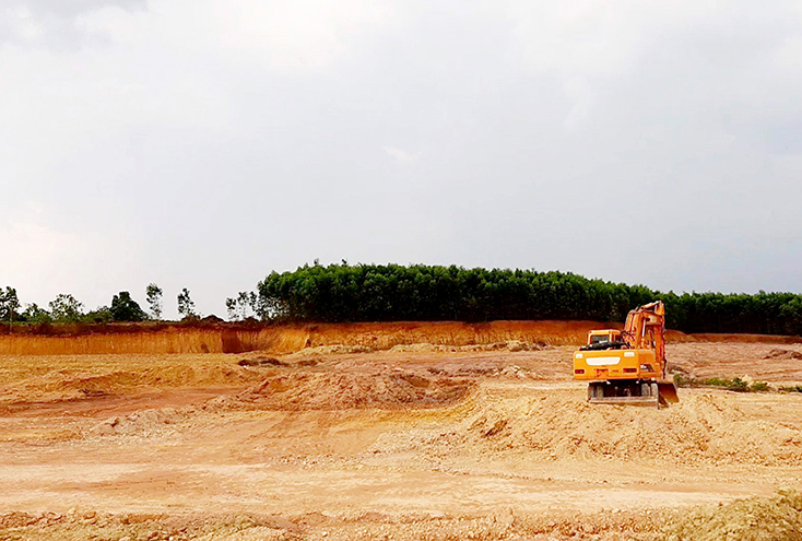 Để dân khai thác trái phép hơn 2.000m3 đất:  Tập thể UBND xã xin phê bình kiểm điểm rút kinh nghiệm!