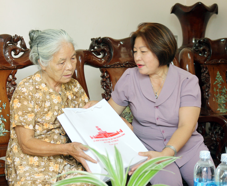 Thăm gia đình các đồng chí nguyên lãnh đạo tỉnh