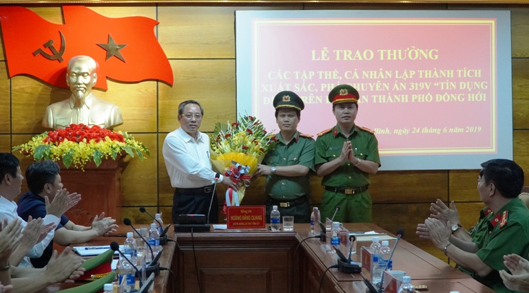 Khen thưởng các tập thể, cá nhân tham gia chuyên án 319-V về "tín dụng đen"