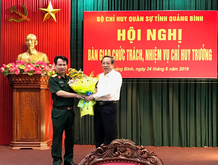 Bộ CHQS tỉnh: Bàn giao chức trách, nhiệm vụ Chỉ huy trưởng