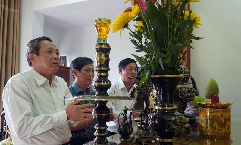 Đồng chí Bí thư Tỉnh ủy thăm gia đình các đồng chí nguyên lãnh đạo tỉnh