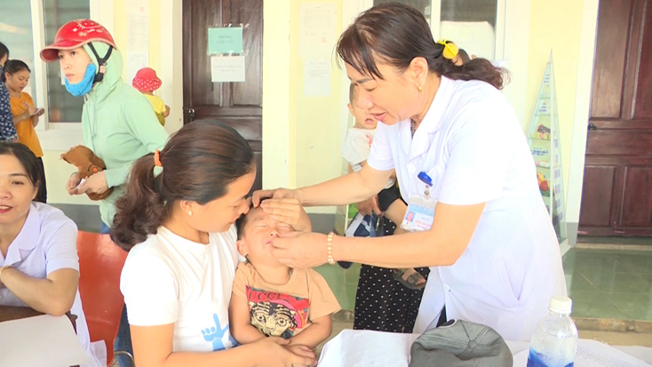 Nắng nóng kéo dài, trẻ em nhập viện tăng cao