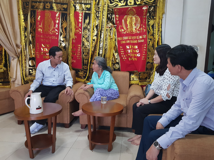 Lãnh đạo tỉnh thăm, tặng quà gia đình các đồng chí nguyên cán bộ chủ chốt