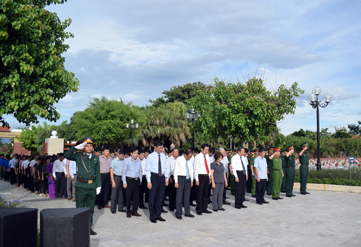 Lễ viếng, dâng hương tại Nghĩa trang liệt sỹ Ba Dốc