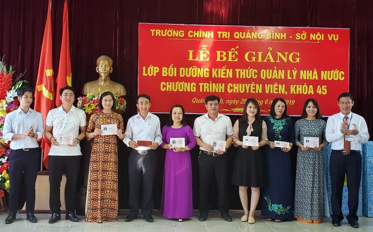 Bế giảng lớp bồi dưỡng kiến thức quản lý Nhà nước chương trình chuyên viên khóa 45