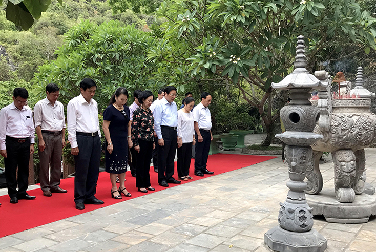 Đoàn công tác của Trung ương dâng hương tại Đền tưởng niệm các anh hùng liệt sỹ đường 20 Quyết Thắng