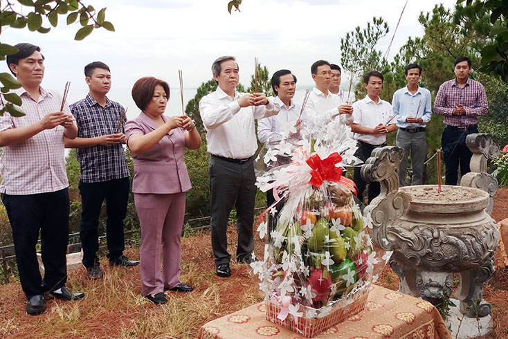 Đồng chí Trưởng ban Kinh tế Trung ương viếng mộ Đại tướng Võ Nguyên Giáp