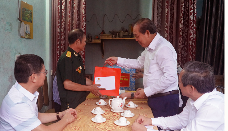 Phó Thủ tướng Thường trực Chính phủ thăm, tặng quà Mẹ Việt Nam anh hùng và thương binh ở thành phố Đồng Hới