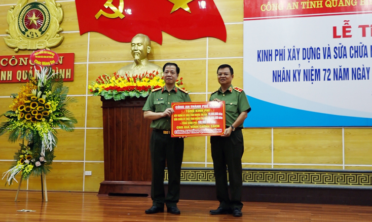 Công an TP. Hà Nội hỗ trợ kinh phí giúp đỡ các đối tượng chính sách tại Quảng Bình