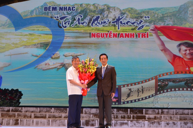 Sâu lắng đêm nhạc "Tri ân quê hương" của giáo sư Nguyễn Anh Trí
