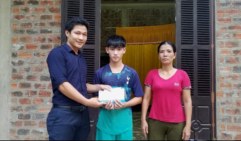Trao hơn 22 triệu đồng cho học sinh dũng cảm cứu người
