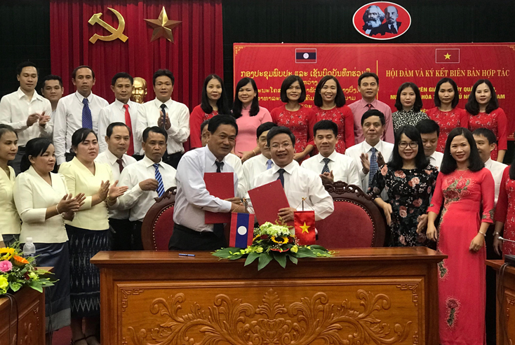 Ban Tuyên giáo Tỉnh ủy Quảng Bình và Ban Tuyên huấn tỉnh Khăm Muộn hội đàm, ký kết biên bản hợp tác