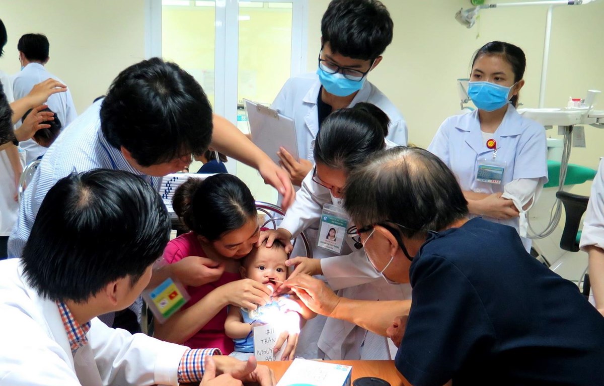 Chuyên gia Hàn phẫu thuật miễn phí cho trẻ dị tật hàm mặt miền Trung
