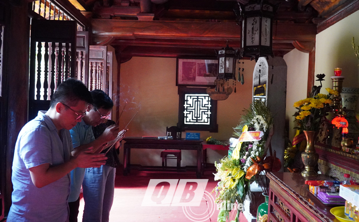 Giáo sư Ngô Bảo Châu dâng hương tưởng niệm các anh hùng liệt sỹ đường 20 Quyết Thắng