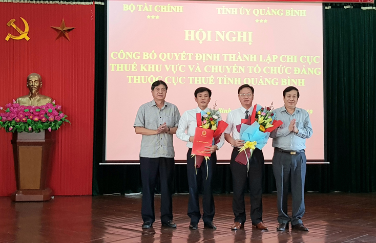 Công bố quyết định thành lập Chi cục Thuế khu vực và chuyển tổ chức đảng thuộc Cục Thuế tỉnh