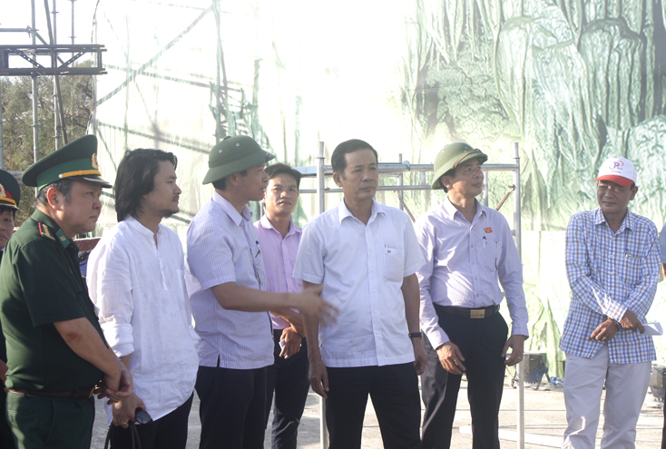 Đồng chí Chủ tịch UBND tỉnh kiểm tra công tác chuẩn bị tổ chức chương trình nghệ thuật lễ hội hang động Quảng Bình