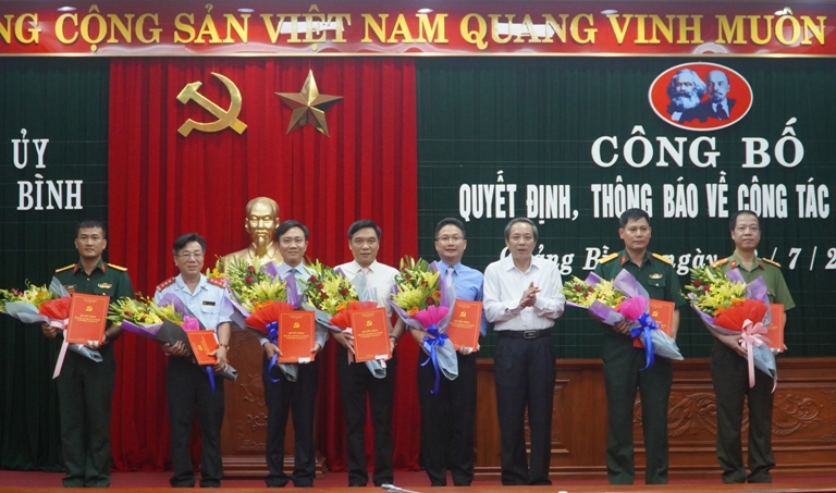 Thường trực Tỉnh ủy: Trao quyết định cho 8 cán bộ chủ chốt