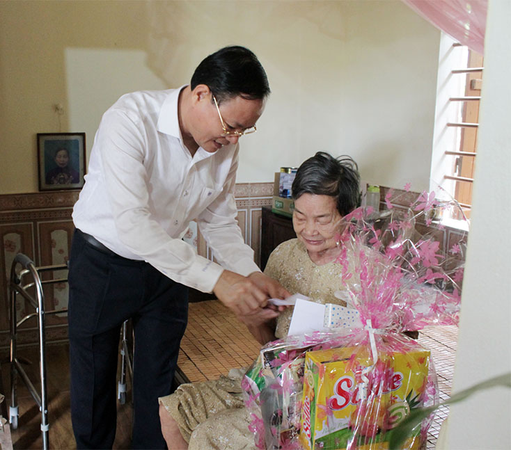 Đồng chí Phó Chủ tịch UBND tỉnh thăm các gia đình chính sách