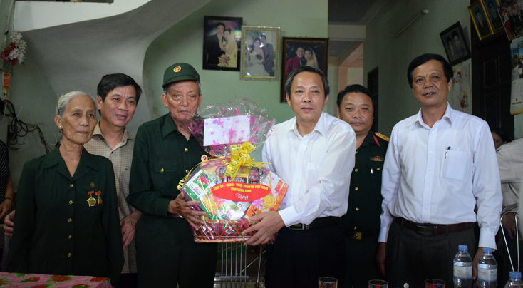 Các đồng chí lãnh đạo tỉnh thăm, tặng quà gia đình thương binh, liệt sỹ