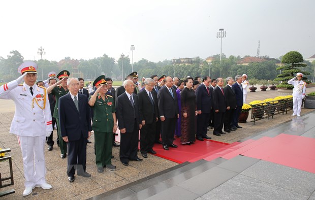 Lãnh đạo Đảng, Nhà nước đặt vòng hoa tưởng niệm các Anh hùng liệt sỹ