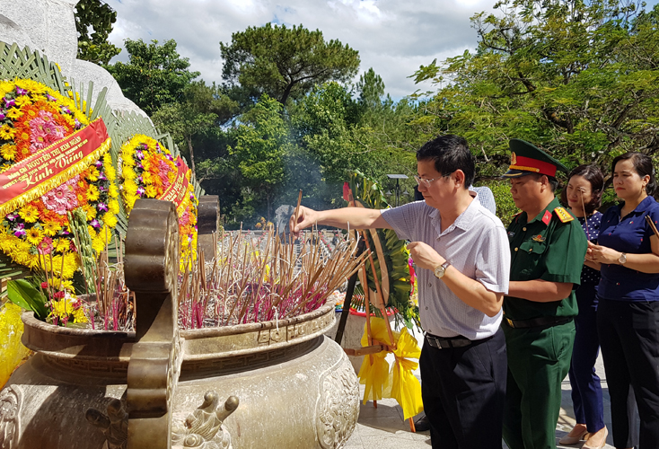 Đồng chí Trần Tiến Dũng, Phó Chủ tịch UBND tỉnh viếng Nghĩa trang liệt sỹ quốc gia Trường Sơn
