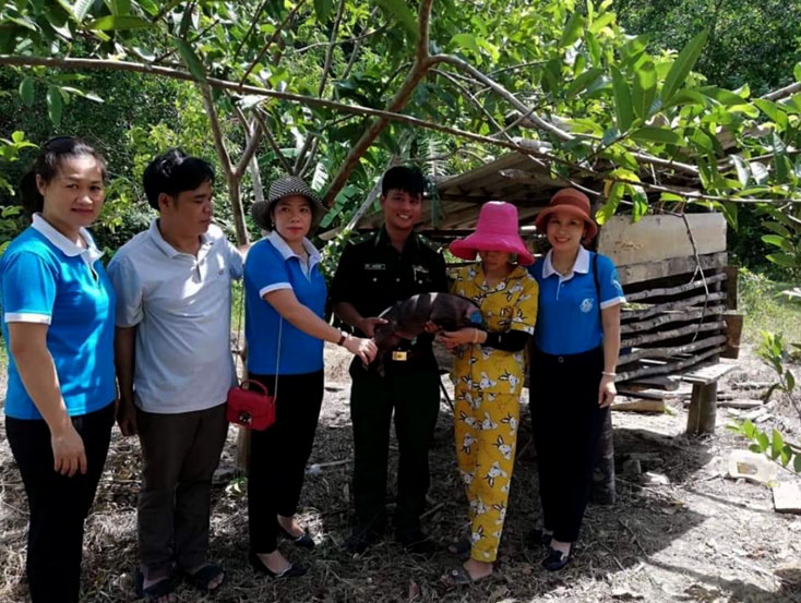 Hỗ trợ sinh kế cho người dân có hoàn cảnh khó khăn xã Lâm Thủy