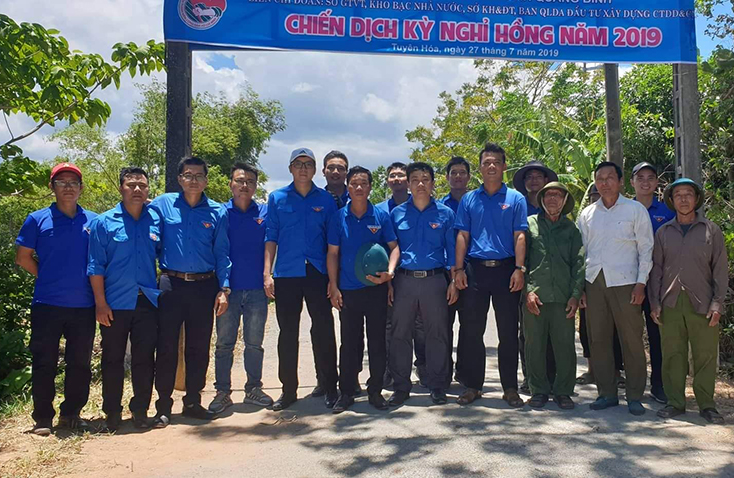Bàn giao công trình thắp sáng đường quê tại xã Tiến Hóa