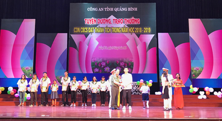 Công an tỉnh: Tuyên dương, trao thưởng con cán bộ, chiến sỹ đạt thành tích năm học  2018-2019